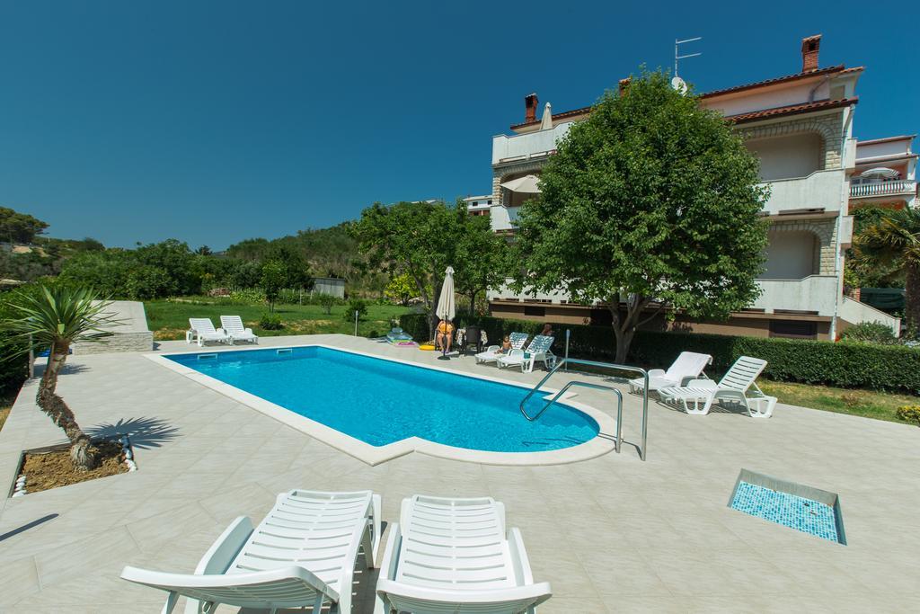 Apartments Renata Banjol Екстериор снимка